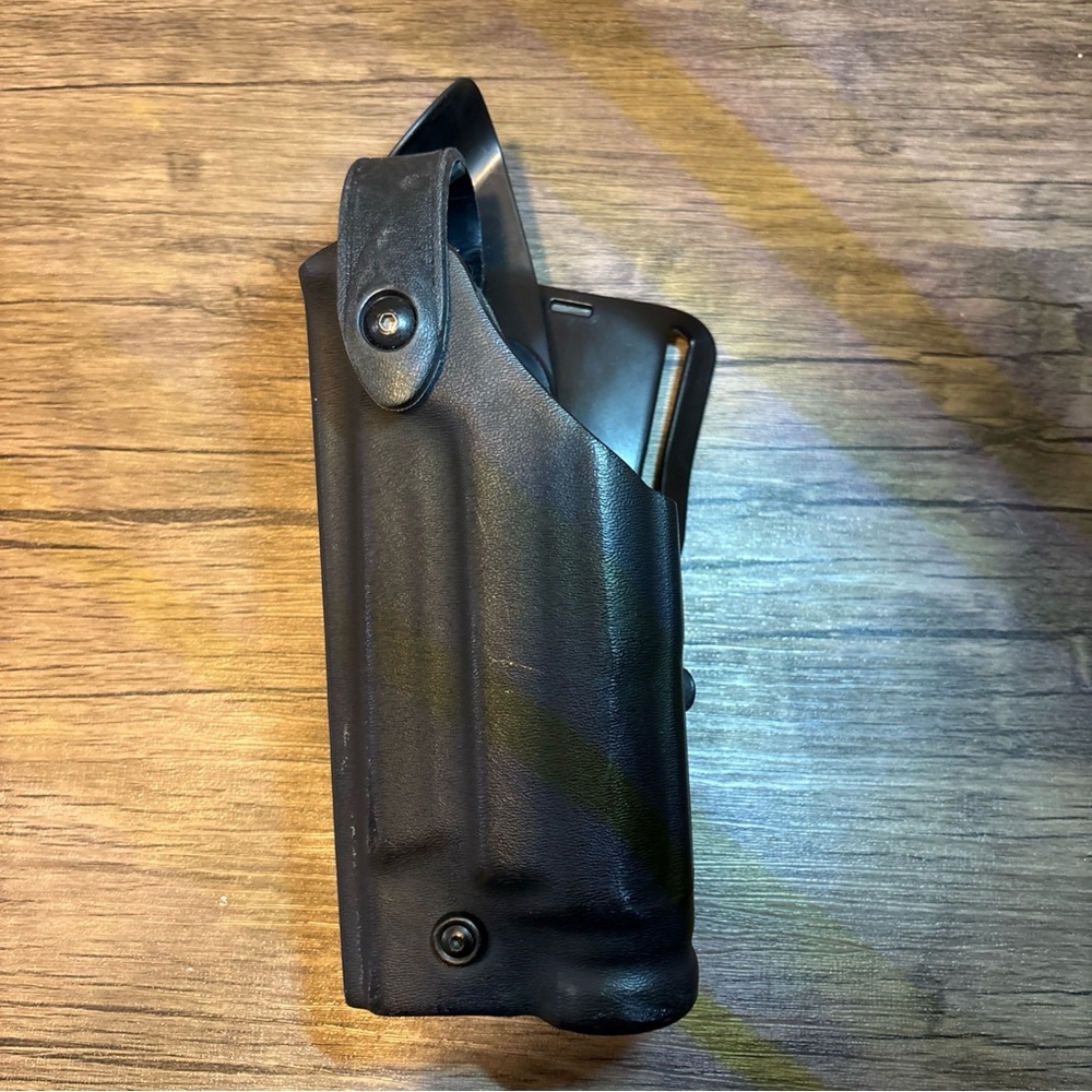 Safariland 070 SSIII Mid-Ride Level III Retention Duty Holster (right-hand draw)